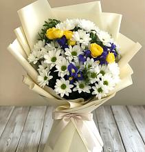 Букет цветов из:  Ирисы, Хризантемы и Розы #REPLACE_PRED# Солослово